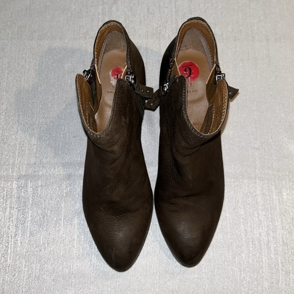 FRYE Women’s Brown Ankle Booties Distressed Texture All Over Size 6 Gently Used - Picture 10 of 16